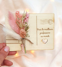 Carte en bois gravée avec bouquet de fleurs séchées pour Noël